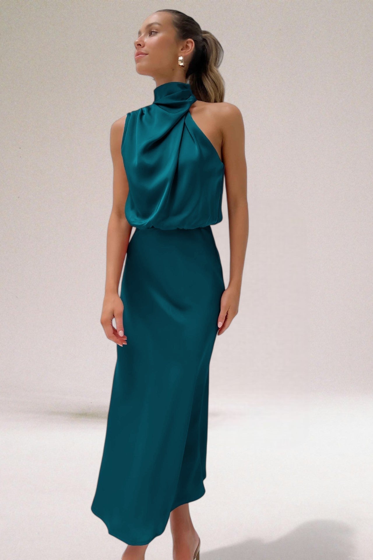 Flavia - Elegante vestido de satén con escote americano