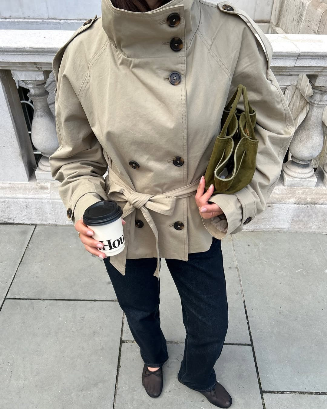 Millie – Trench corto para una elegancia otoñal sin esfuerzo