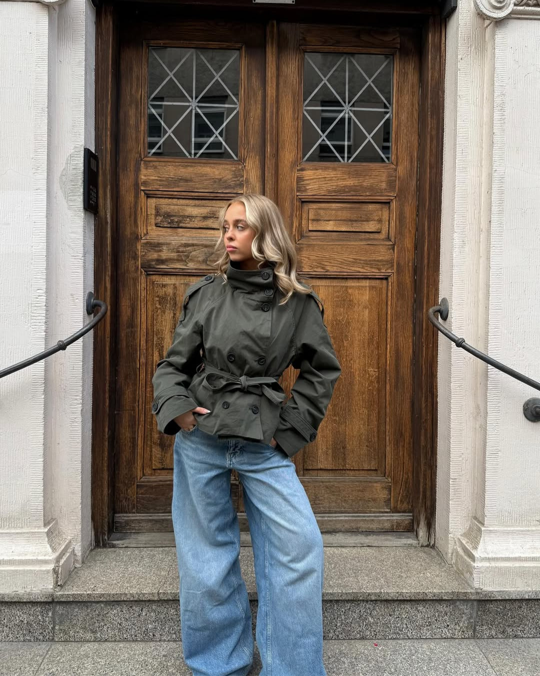 Millie – Trench corto para una elegancia otoñal sin esfuerzo