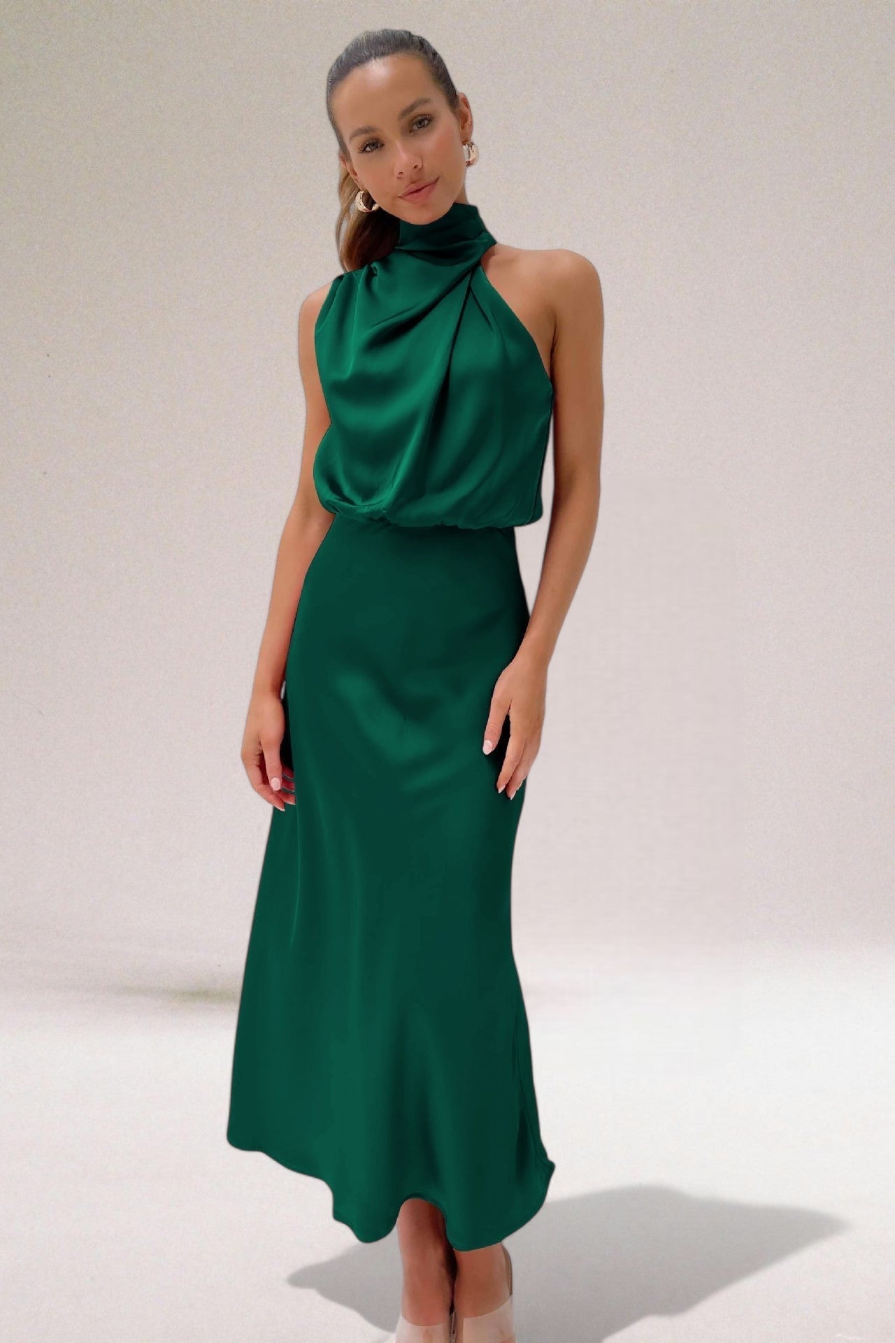 Flavia - Elegante vestido de satén con escote americano