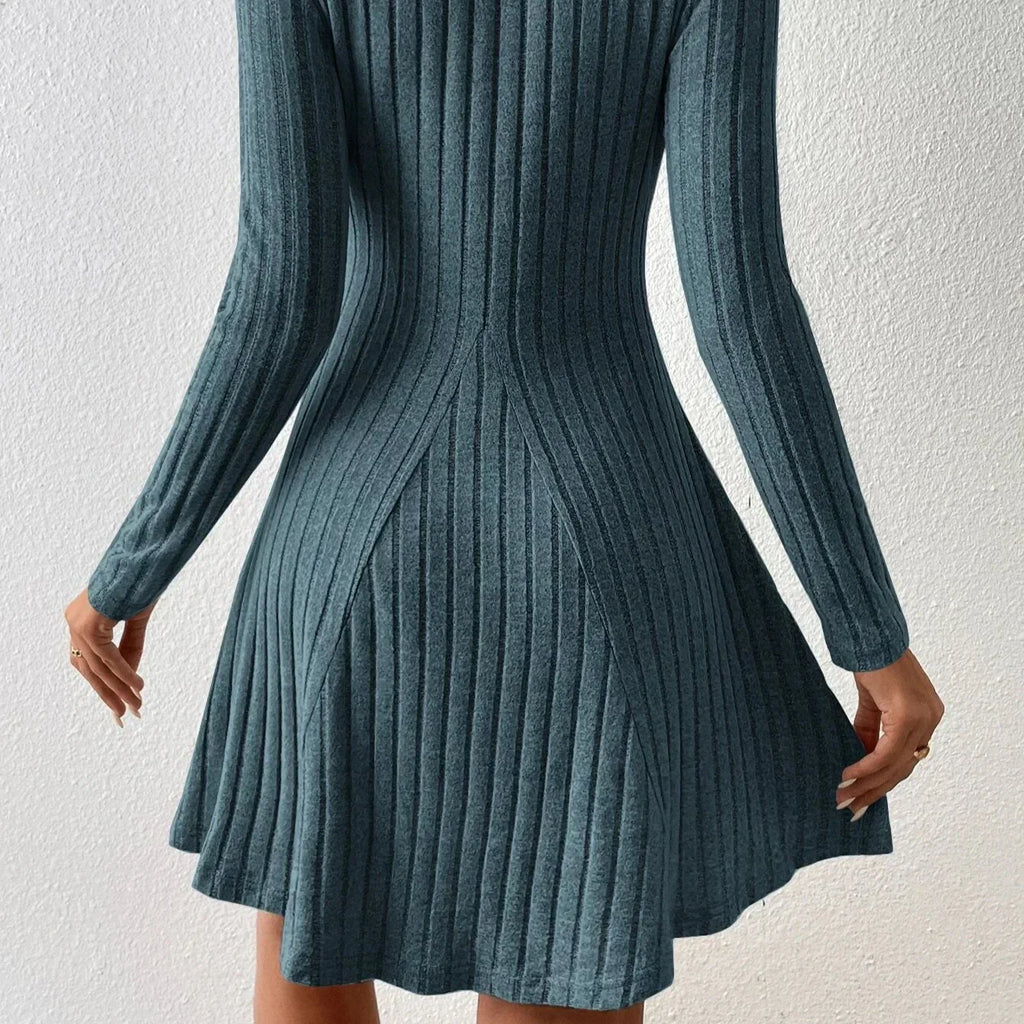 Emma – El eterno vestido acampanado de cuello alto